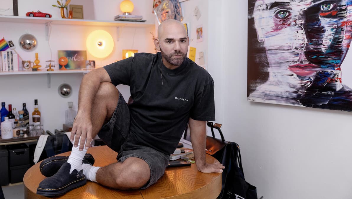 "בית עבורי הוא מקום מגונן. המקום שבו אני יוצר וחושב" (צילום: ענבל מרמרי) איתי בצלאלי בביתו