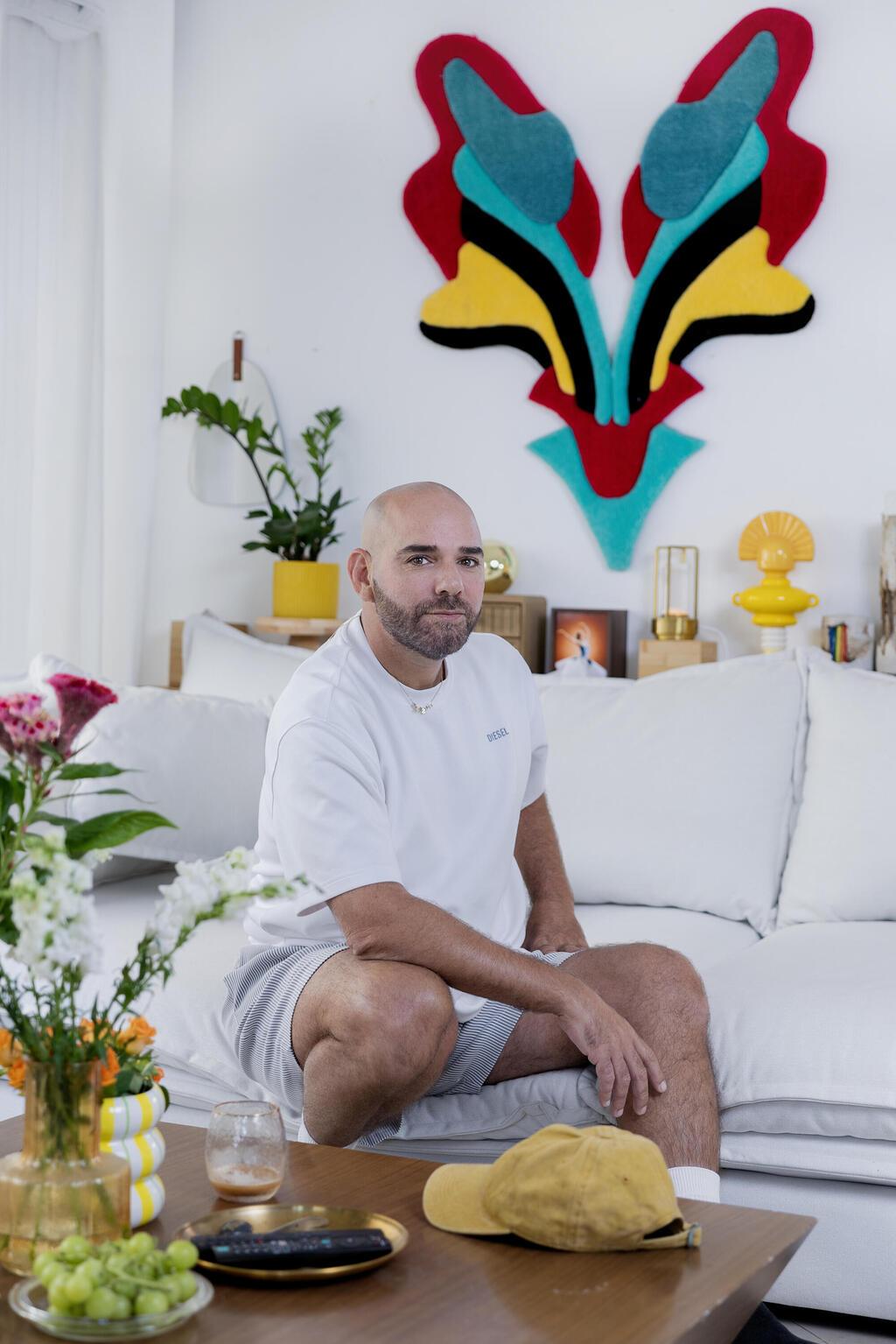 "האמת היא שכל יום אני משנה, מסדר ומזיז מחדש". איתי בצלאלי בביתו (צילום: ענבל מרמרי) איתי בצלאלי בביתו