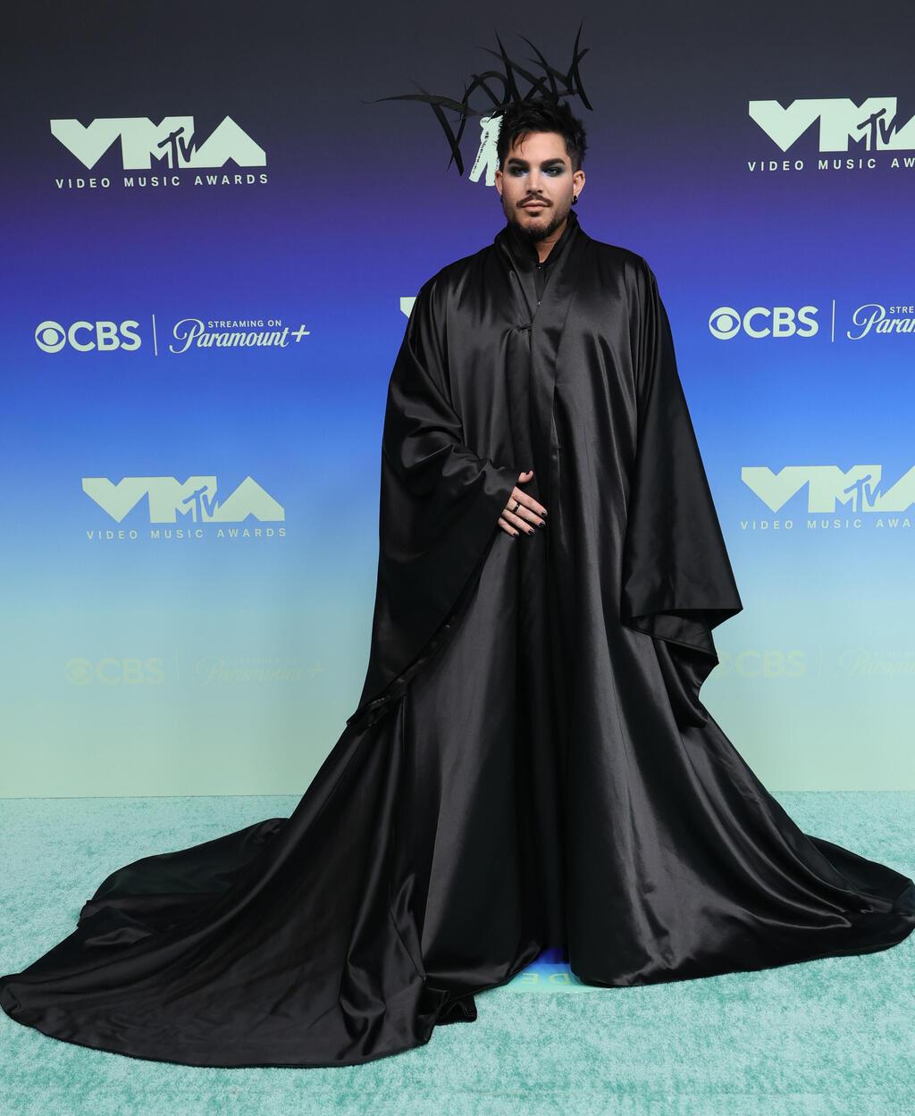 אדם למברט לובש שארל דה וילמורן (צילום: Frazer Harrison/Getty Images) אדם למברט בטקס פרסי VMA של MTV ל-2026