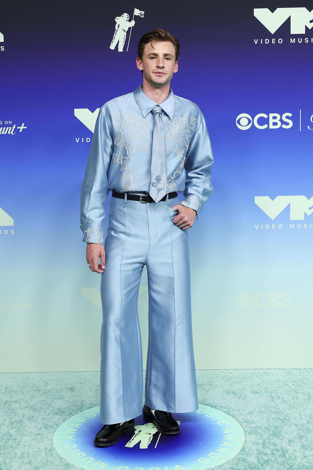 מגנוס פרל לובש ויויאנו (צילום: Frazer Harrison/Getty Images) מגנוס פולין פארל בטקס פרסי VMA של MTV ל-2026