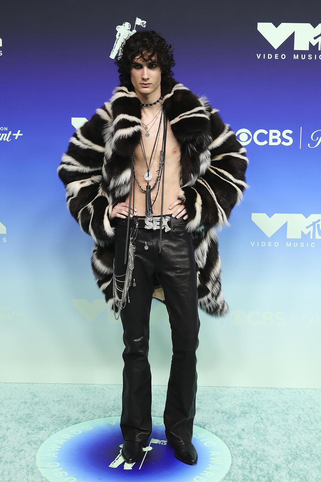 סומבר לובש ERL (צילום: Frazer Harrison/Getty Images) סומבר בטקס פרסי VMA של MTV ל-2026