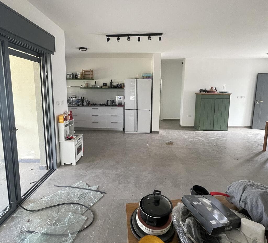 הבית בנחל עוז אחרי הטבח. הזכוכית התנפצה מירי המחבלים (צילום: עדי מנור) הבית בנחל עוז אחרי הטבח ולפני השיפוץ