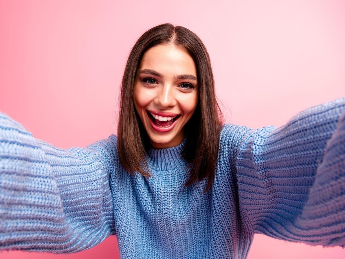 בחורה צעירה עושה סלפי (צילום:Shutterstock/ASAP creative) בחורה צעירה עושה סלפי