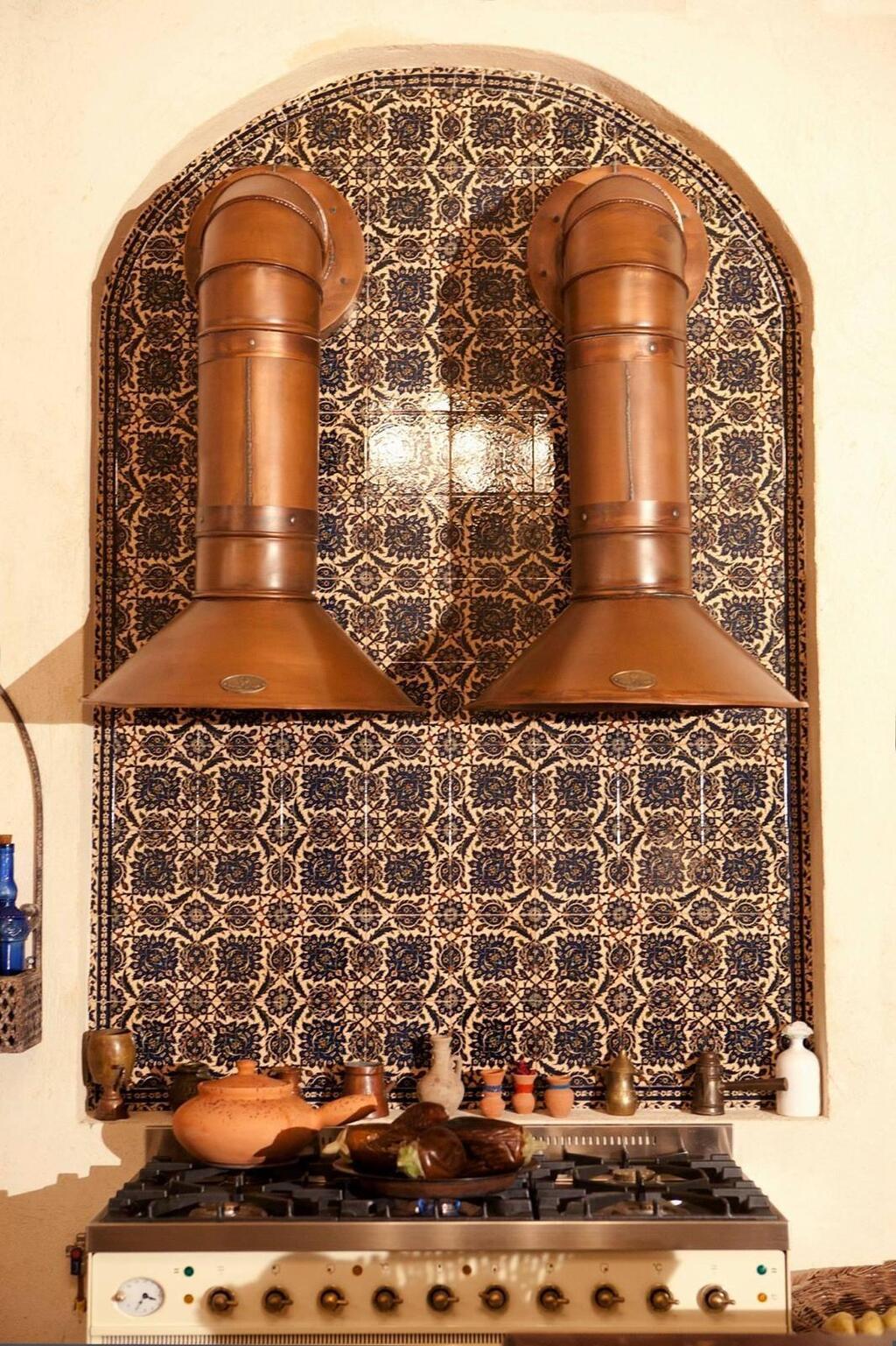 תנור וקולטי אדים מנחושת (צילום: גלית רוזי) הבית במושב סגולה