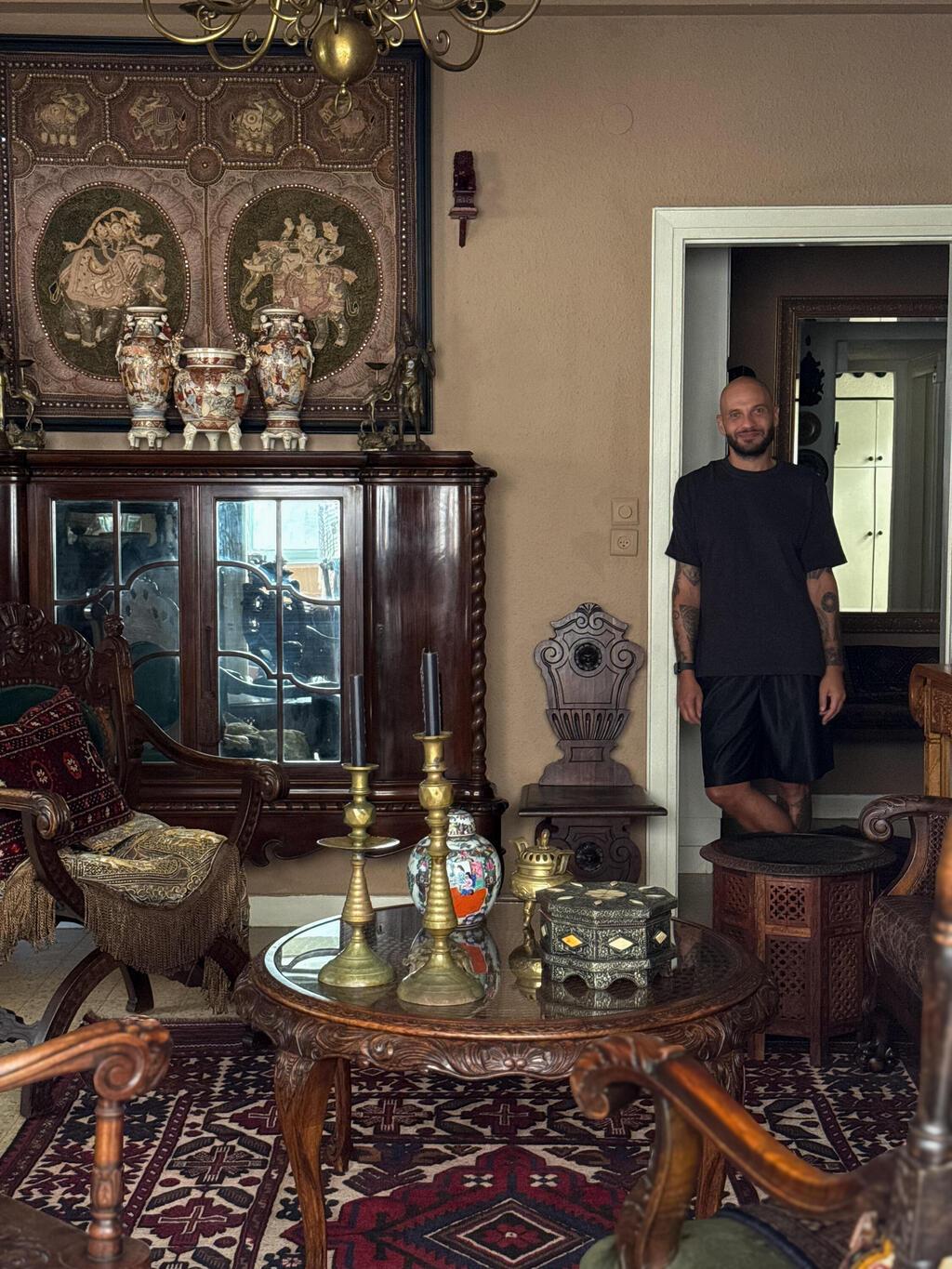 רהיטים משווקים, המרקטפלייס וגם מהרחוב (צילום: נועם רון) הדירה של אלמוג זמיר, כאן גרים
