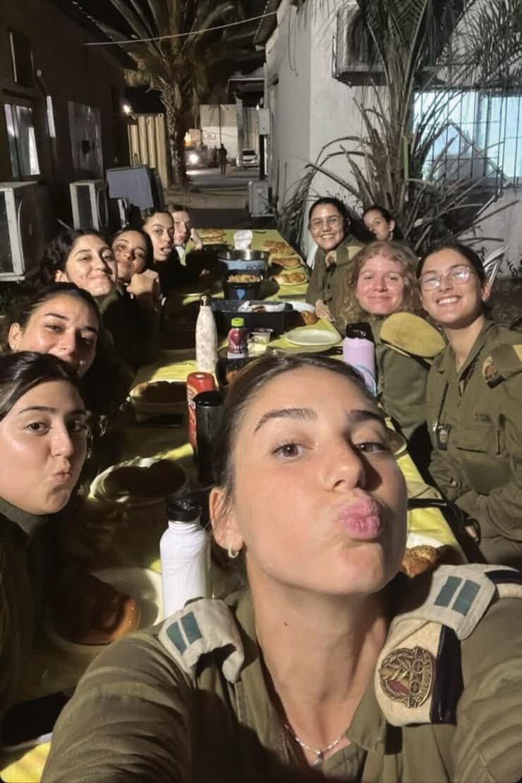 ארוחת שישי האחרונה של התצפיתניות ב־ 6.10 (צילום: סגן שיר אילת ז"ל, באדיבות המשפחה) ארוחת שישי האחרונה של התצפיתניות ב־ 6.10