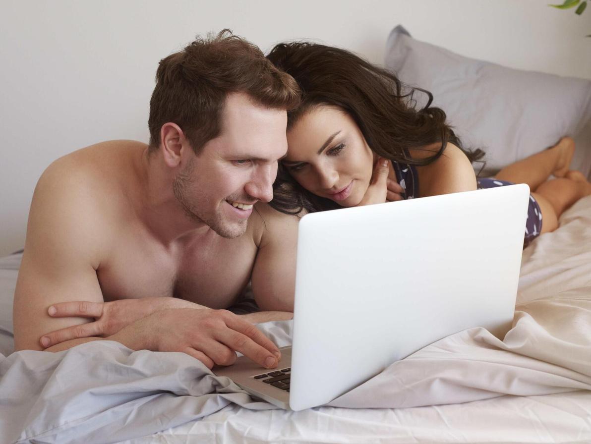 להשתמש במסך כמתווך (צילום אילוסטרציה: Shutterstock) "מה שאנחנו צופים בו ברמת הפנטזיה הוא לא בהכרח משהו שאנחנו רוצים להתנסות בו"