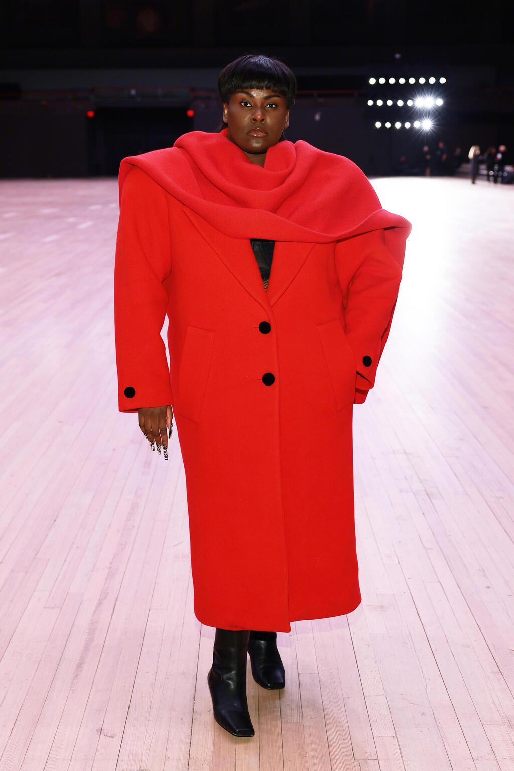 תצוגת אופנה של מארק ג'ייקובס (צילום: Dimitrios Kambouris/Getty Images for Marc Jacobs) איזה בתצוגת אופנה של מארק ג'ייקובס, 2026