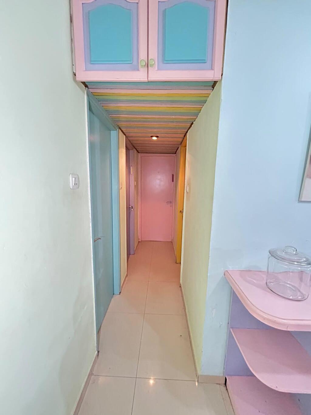 המשך הצבעוניות גם במסדרון ובחדרים (צילום: אלבום פרטי) הדר גולן