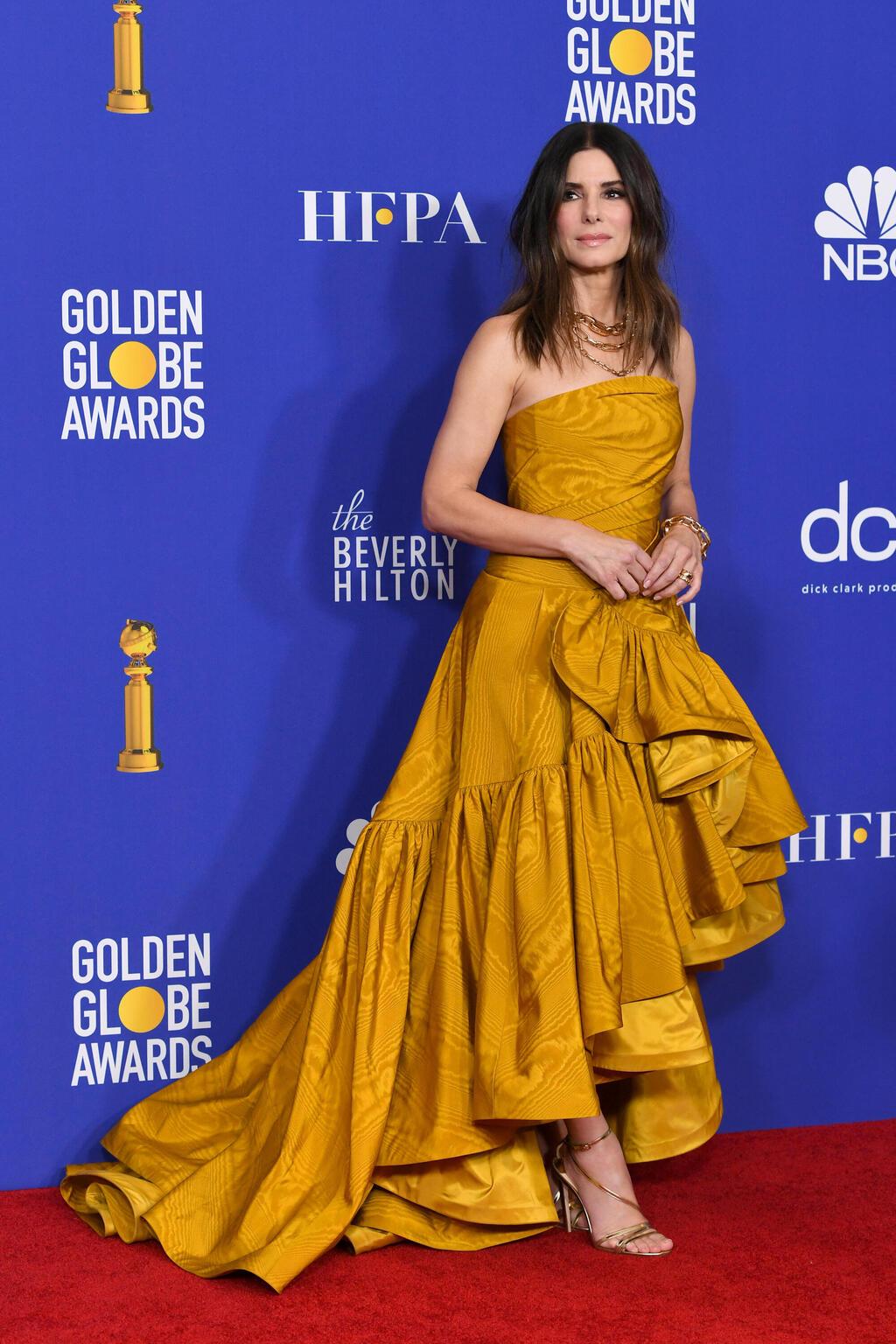 שמלה של אלי סאאב בטקס גלובוס הזהב, 2020 (צילום: Kevin Winter/Getty Images) סנדרה בולוק בטקס גלובוס הזהב, 2020