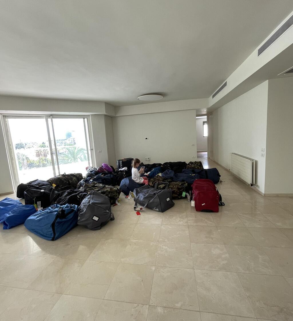 נחתו עם המזוודות לדירה ריקה. לפני השיפוץ (עיצוב וצילום: מעיין פיינשטיין) עיצוב דירה שכורה וצבעונית