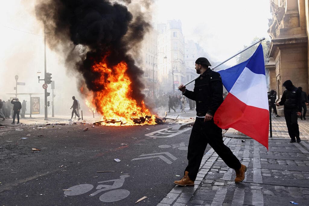 המהומות בעיר (צילום: REUTERS/Jack Taylor) צרפת פריז מהומות 17 אוקטובר