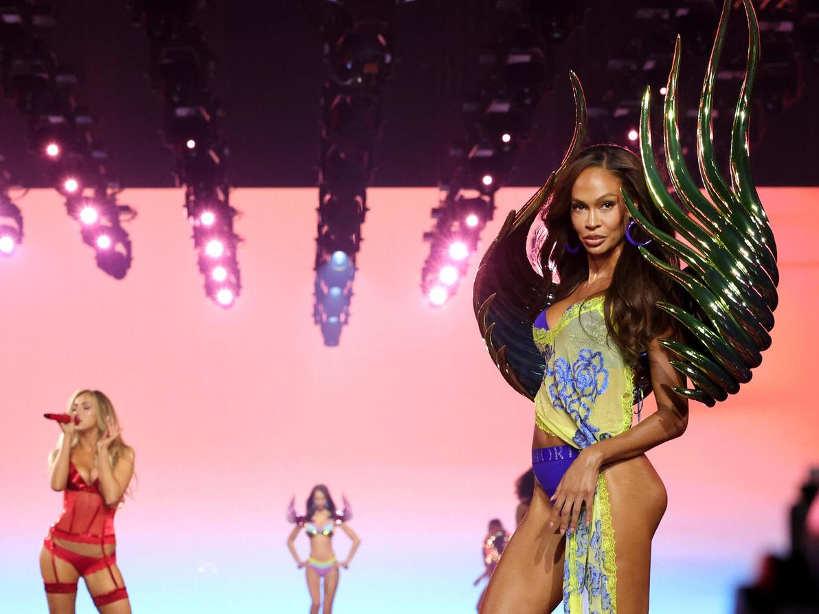 ג'ואן סמולס וטייט מקריי (צילום: Dimitrios Kambouris/Getty Images for Victoria's Secret) ג'ואן סמולס וטייט מקריי בתצוגת האופנה של ויקטוריה'ס סיקרט, 2026