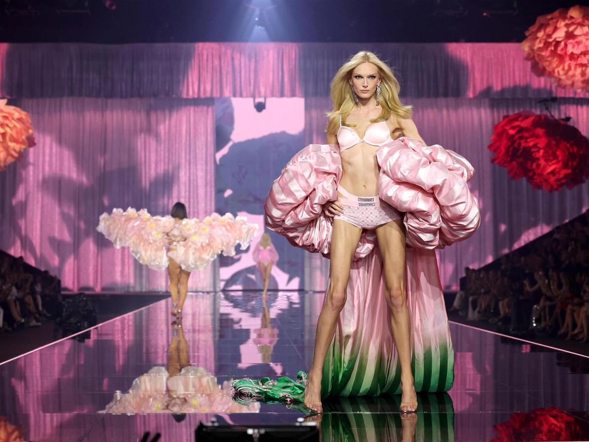 אלכס קונסאני במראה פרחוני (צילום: Dimitrios Kambouris/Getty Images for Victoria's Secret) אלכס קונסאני בתצוגת האופנה של ויקטוריה'ס סיקרט, 2026