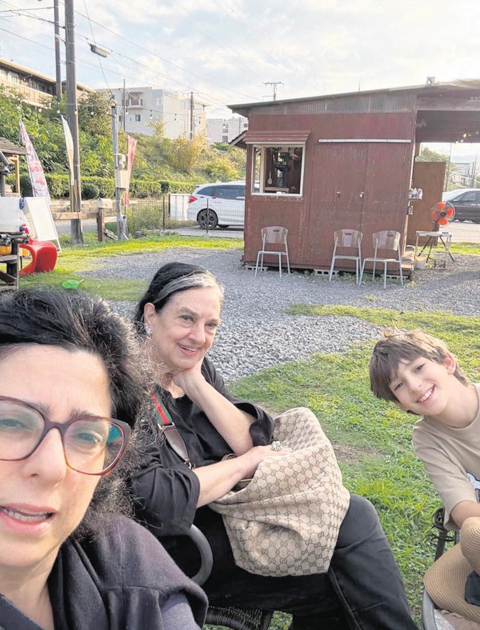 הגר אלמביק עם עם הבת לי והנכד נמרוד ביפן (צילום: אלבום משפחתי) הגר אלמביק עם עם הבת לי והנכד נמרוד ביפן