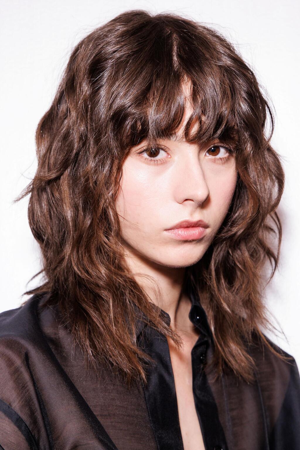 דוגמנית עם תספורת קאב קאט בתצוגה של Elisabetta Franchi בשבוע האופנה האחרון במילאנו (צילום: GettiImages IL/ Rosdiana Ciaravolo) דוגמנית עם תספורת קאב קאט בתצוגה של Elisabetta Franchi בשבוע האופנה האחרון במילאנו