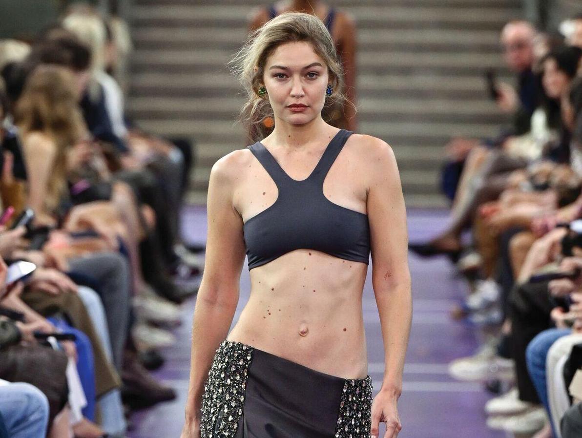 ג'יג'י חדיד בתצוגת מיו מיו (צילום: GettyImages IL/ Giovanni Giannoni/WWD) ג'יג'י חדיד בתצוגת מיו מיו