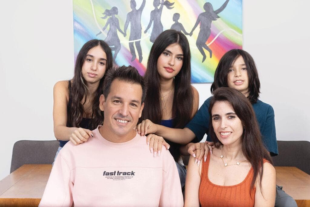 ג'ונתן ורונית עם הילדים בן, מיה ואלה. "הם נולדו לזה" (צילום: עוז מועלם) ג'ונתן ורונית עם הילדים בן, מיה ואלה. "הם נולדו לזה"