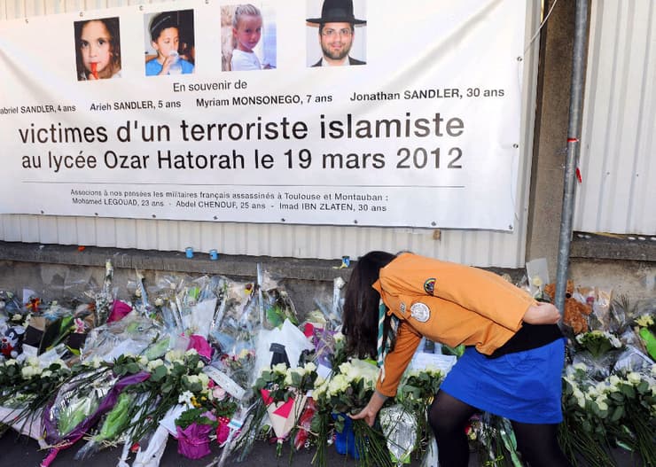 מניחים פרחים לזכר נרצחי הפיגוע בבית הספר היהודי בטולוז