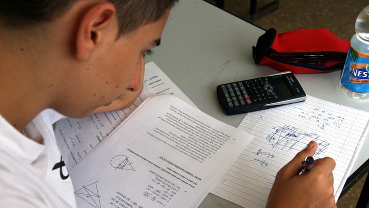 התלמידים אוהבים יותר מתמטיקה ממדעים, ובטוחים ביכולתם. ארכיון