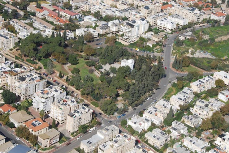 בתחום השיפוט של עיריית גבעתיים, אך בבעלותה של עיריית תל אביב