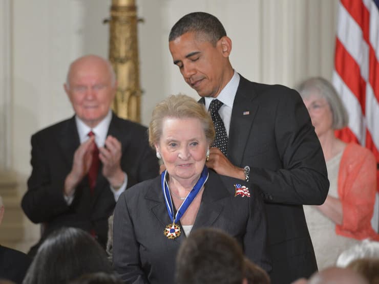 ברק אובמה מעניק את מדליית החירות לאולברייט, ב-2012