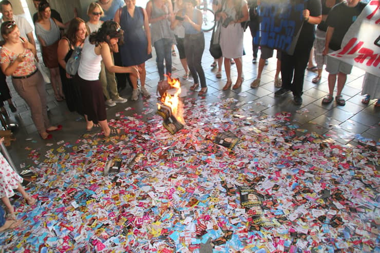 שריפה מכוונת של כרטיסי זנות שמפוזרים ברחבי תל אביב
