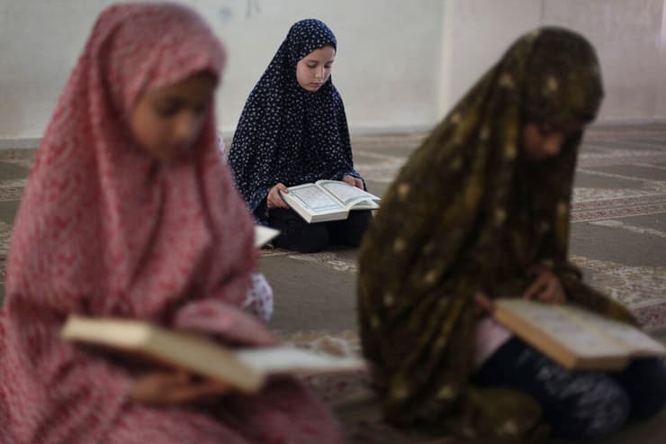 ארכיון. ילדות קוראות בקוראן בקייטנה ברצועת עזה, 2012