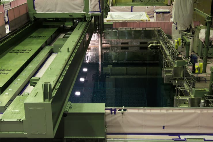 בריכה של מים כבדים בכור גרעיני ביפן