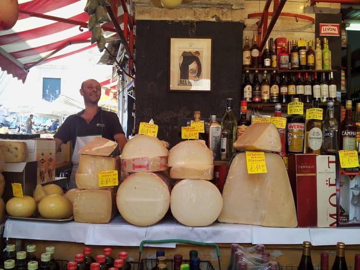 שוק גבינות בסיציליה