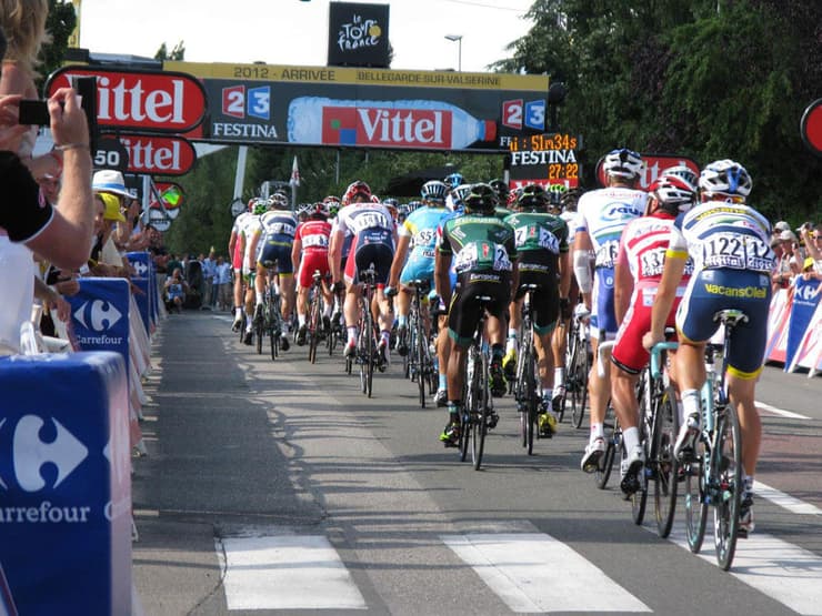 טור דה פראנס 2022. רבים מהמשתתפים רוכבים כשהם בכפיפה עמוקה, ממש שוכבים על האופניים