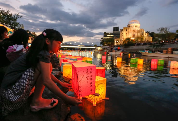 זוכרים את הקורבנות: תושבי העיר מדליקים נרות על נהר המוטויאסו בהירושימה