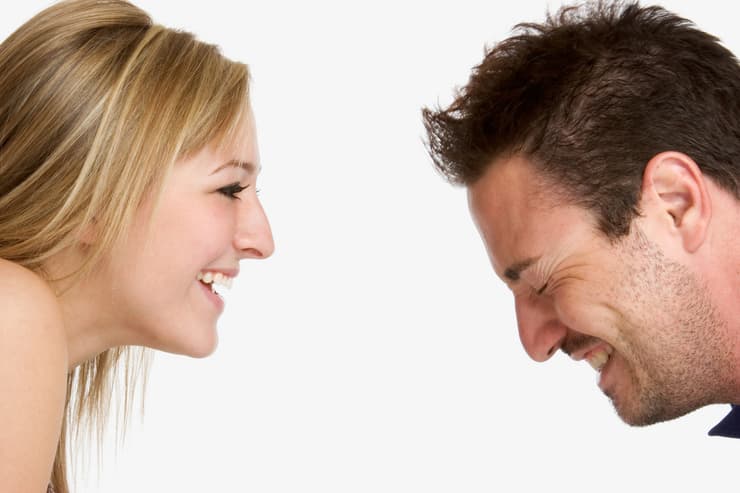 הצחוק כסימן לנכונות האישה ליצור קשר