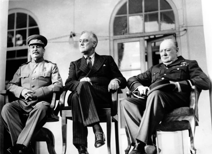 רוזוולט עם צ'רצ'יל וסטאלין. אחד משלושה נשיאים אמריקנים שמתו באמצע הכהונה