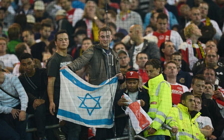 רוצים למנוע חיכוכים. דגל ישראל ביציע של איאקס