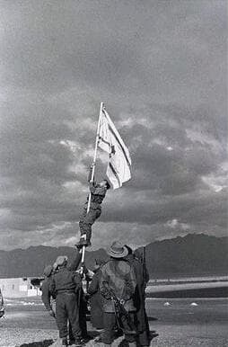 הנפת דגל הדיו באילת, במרץ 1949