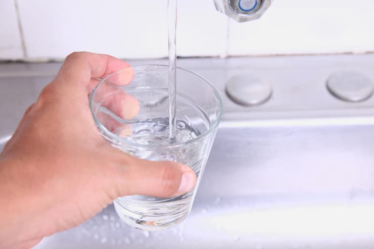 בישראל פחות מ-20% שותים מים מהברז