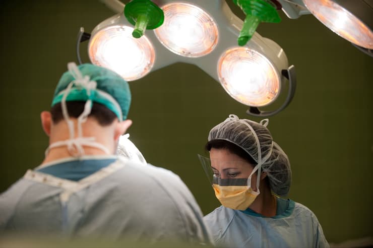 חדר ניתוח. בבתי החולים הממשלתיים פועלים בשעות אחר הצהריים בין 17-50 אחוזים מחדרי הניתוח