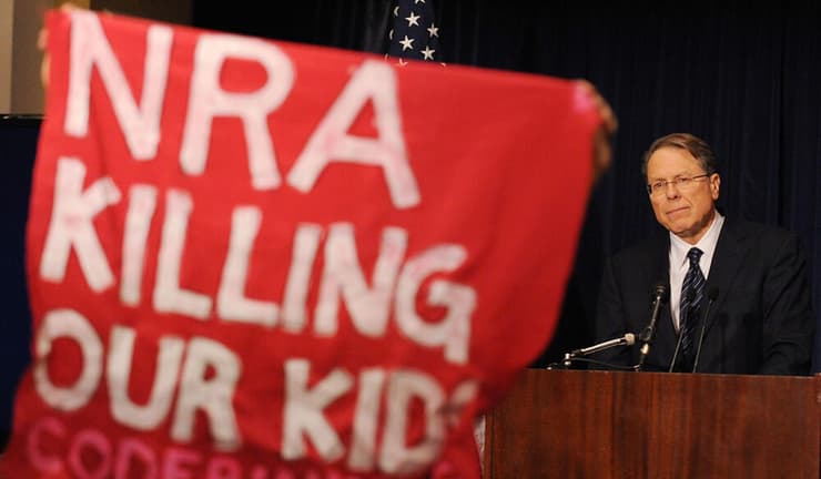 שלט מחאה נגד איגוד הרובאים NRA: "אתם הורגים את הילדים שלנו"
