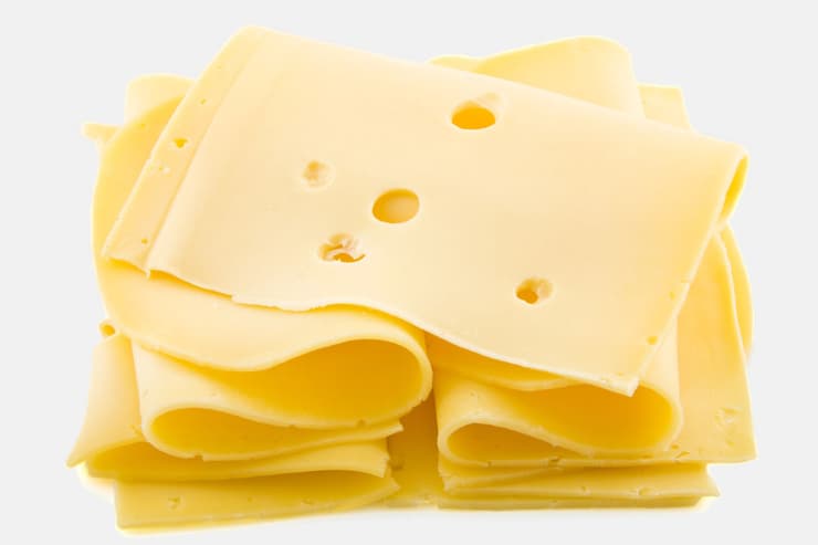 בעלות אחוזי שומן מאוד גבוהים: גבינות צהובות וקשות