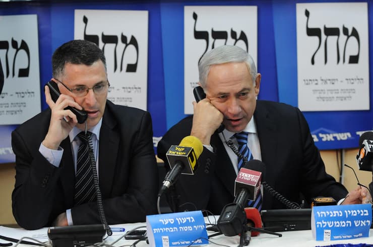 נתניהו וסער במערכת הבחירות ב-2013. היה מזוהה לאורך שנים עם הליכוד - ואז חל נתק בין הצדדים