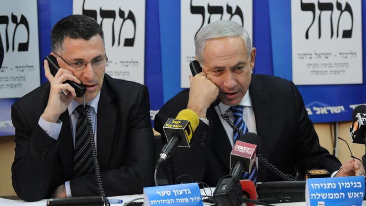 נתניהו וסער במערכת הבחירות ב-2013. היה מזוהה לאורך שנים עם הליכוד - ואז חל נתק בין הצדדים