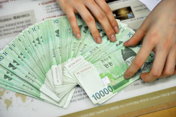 בבנק המרכזי מבודדים את הכסף לשבועיים. שטרות כסף בדרום קוריאה