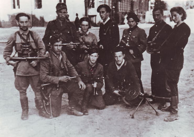 אבא קובנר עם קבוצת פרטיזנים בזמן המלחמה, רביעי מימין