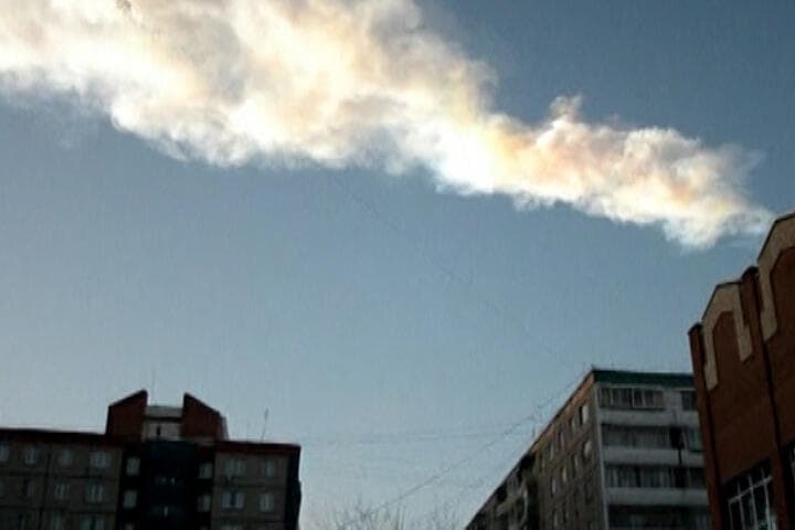 שובל העשן שהותיר המטאור מעל העיר צ'ליאבינסק ב-2013. (צילום: רויטרס) שובל העשן שהותיר המטאור מעל העיר צ'ליאבינסק ב-2013.