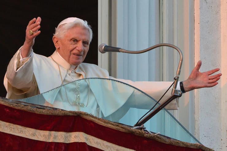 האפיפיור בנדיקטוס ה-16. כיום, בגיל 94, חי חיים שקטים בוותיקן