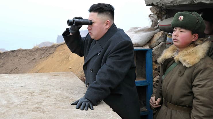שליט צפון קוריאה מתצפת על אזור הגבול בדרום המדינה. ארכיון