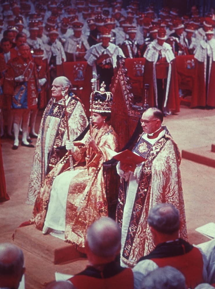 הכתרתה של המלכה אליזבת ב-1953. בנה יערוך טקס צנוע בהרבה