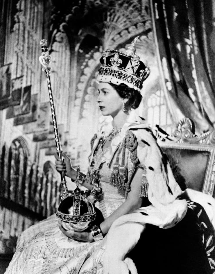 אליזבת עם תכשיטי הכתר, בדיוקן מטקס הכתרתה ב-1953