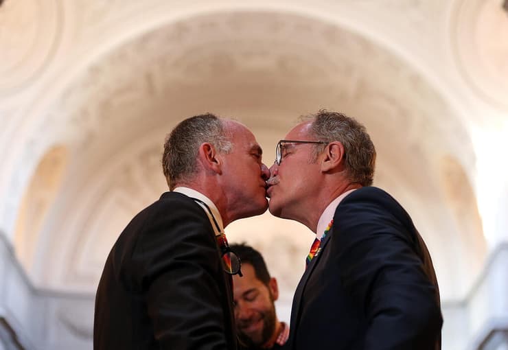 זוג גברים מתחתן בארה"ב, 2013. ההצעה נוסחה באופן זהיר למדי כדי לקבל תמיכה רפובליקנית